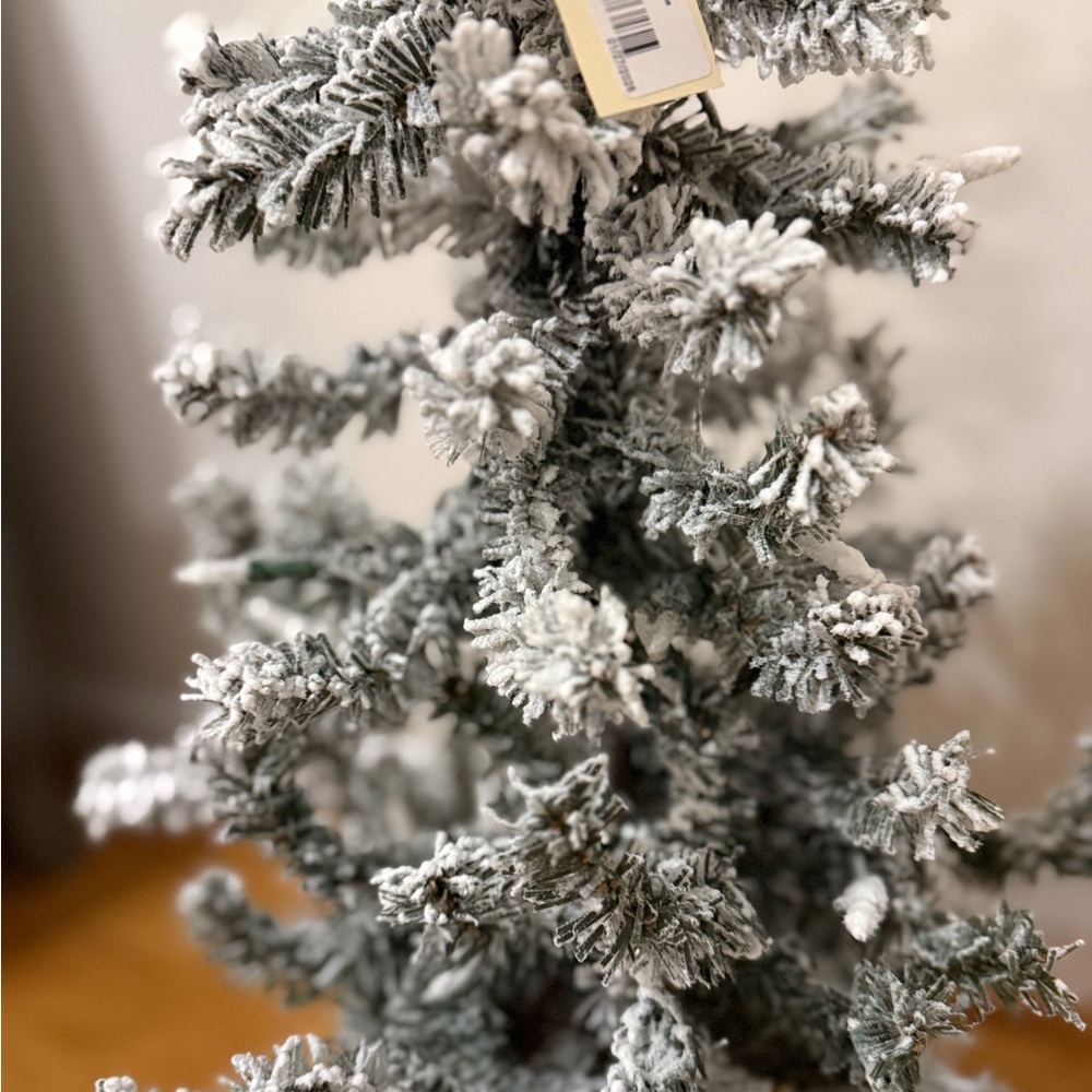 Frontgate Pre-Lit Flocked Alpine Tree - NWT - Picture 3 of 16